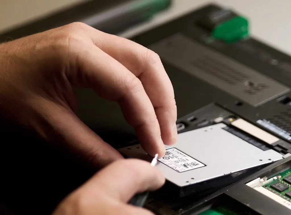 Computer reparatør skifning af SSD