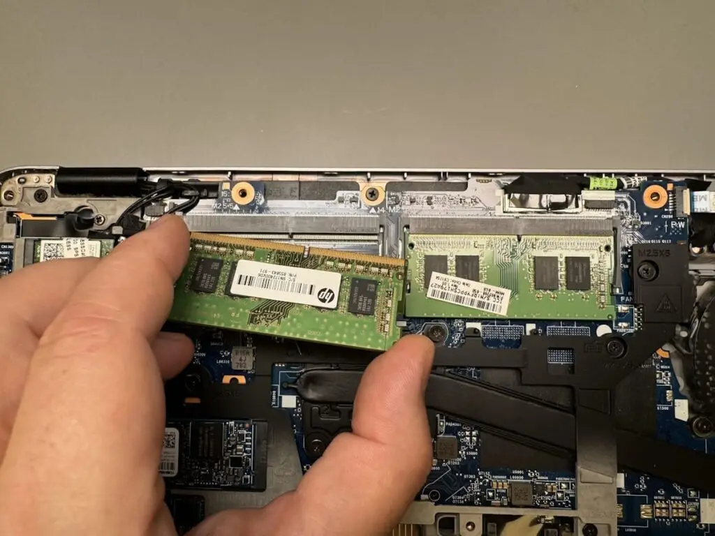 Tekniker reparerer en bærbar computer