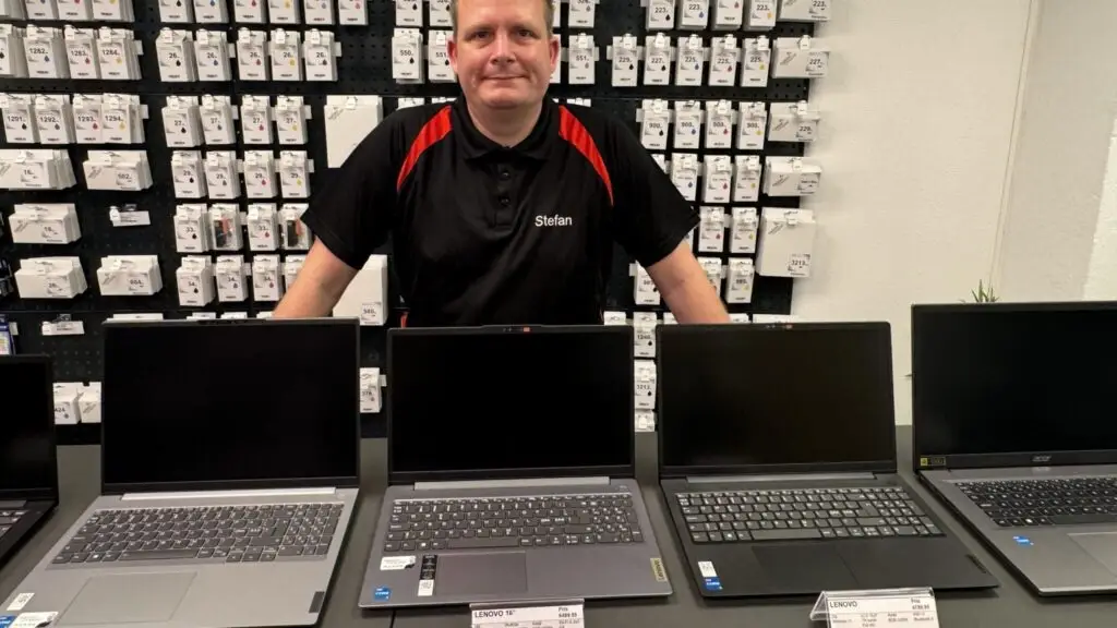 Stefan står med 5 nye computere