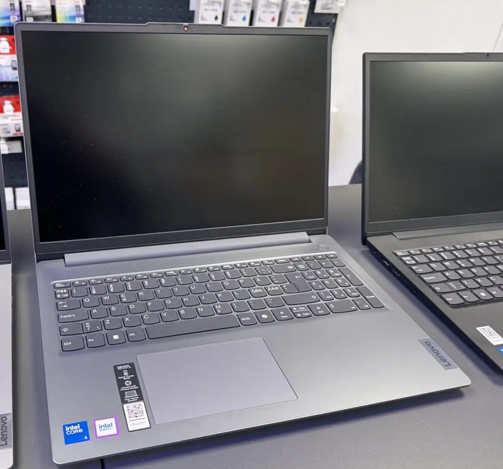 Bærbar Lenovo 16" computer.
