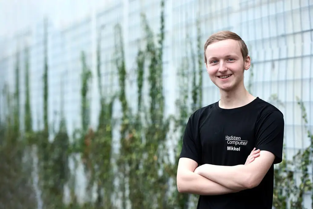 Mikkel står bag desken