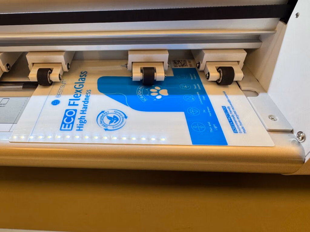 Beskyttelsesglas skæres til